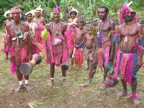 Group photo of Papua New Guineans outside.